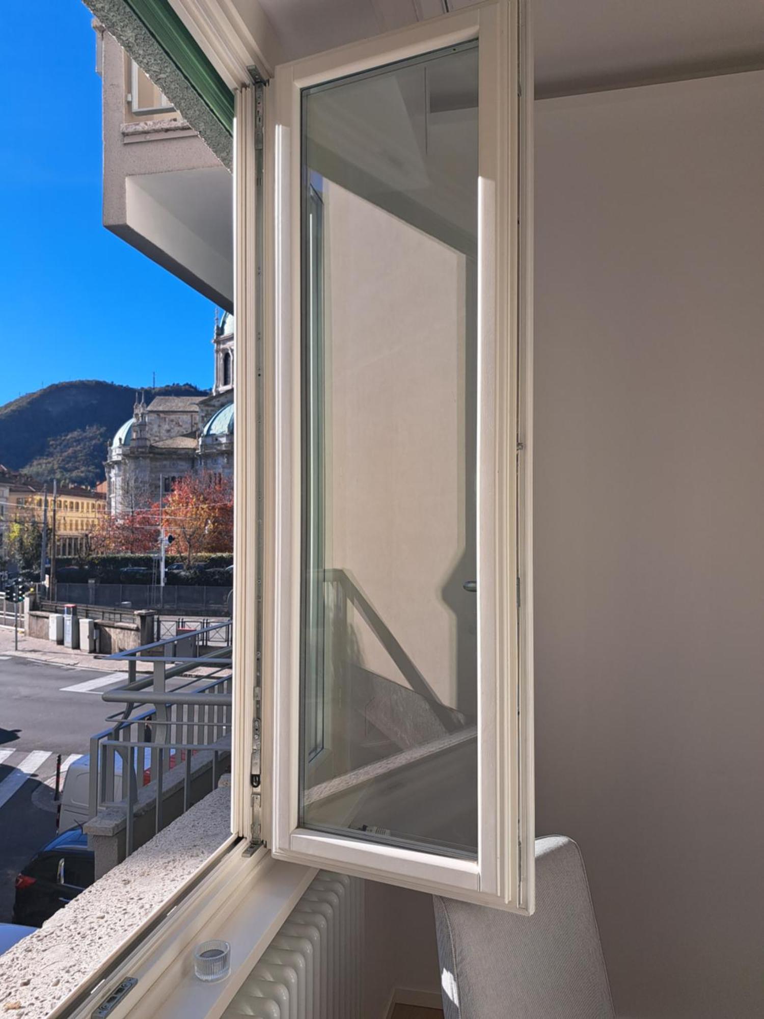 The Window On The Theatre And The Cathedral - Luxury Apartment Como Exterior foto